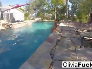 Olivia austin en la piscina