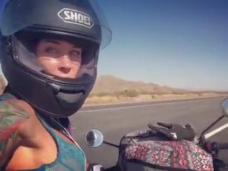 Felicity feline motorcycle femme fatale na koni aprilia v podprsenka