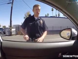 Pillada! negra adolescent consigue reventado chupando apagado un poli durante rally!
