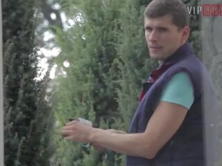 Vip Adult video vault - pin în sus femme fatale isabella chrystin se transformă hardcore cu grădinar