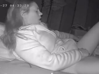 Iela meitene wakes augšup agri līdz berzēt viņai vāvere pirms darbs slēpts kamera
