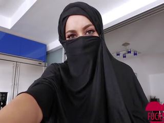 Rondborstig arabisch tiener violates haar religion
