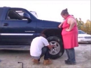 Fiatal tini ad trágár videó videó mert autó trouble segít, orgazmus beleélvezés
