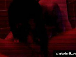 Charmig dark-haired holländska slampa suger en turist i amsterdam