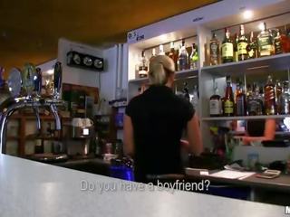 Sensational bartender puicuta lenka fucks pentru numerar