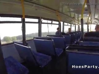 Amatér děvky sdílet penis v the veřejné autobus